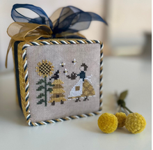 Load image into Gallery viewer, A Honey of a Frill