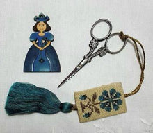 Load image into Gallery viewer, Queen Sewing Purse