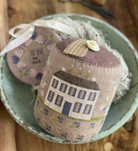 Charger l'image dans la galerie, Faded Garden Pinkeep Drum & Needle Keep