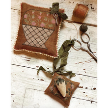 Charger l'image dans la galerie, Strawberry Pinkeep &amp; Scissor Fob
