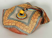 Load image into Gallery viewer, Deruta Biscornu D2
