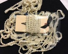 Charger l'image dans la galerie, Holly Basket Sewing Roll - Stacy Nash Primitives
